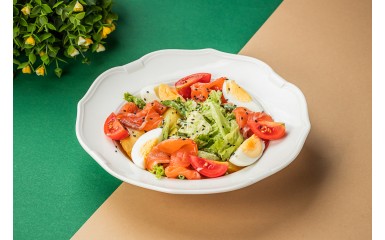 Салат з лососем і спаржевою квасолею