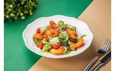 Салат з креветкою фрі