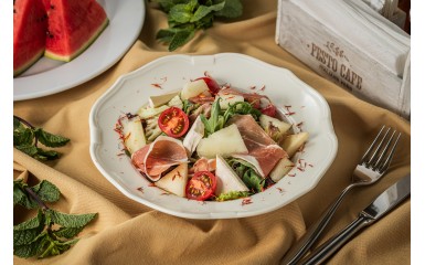 Salad with melon, prosciutto and Brie cheese
