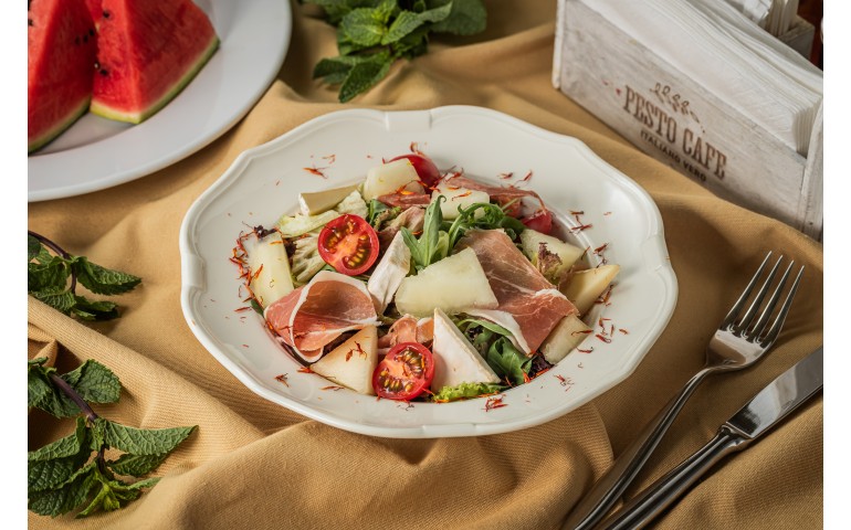 Салат з динею, прошуто та сиром Брі – Pesto Cafe