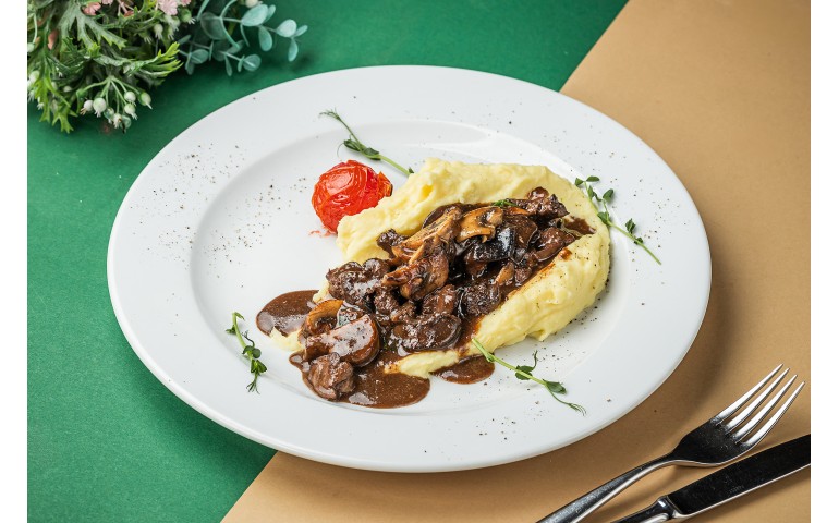 Куряча печiнка пiд винним соусом з пюре – Pesto Cafe