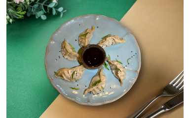 Гьодзе с мясом и соусом 