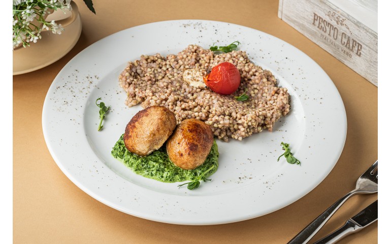 Cutlets with buckwheat and spinach sauce – Pesto Cafe