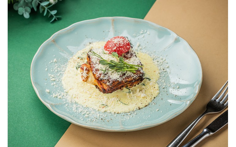 Лазанья з куркою і грибами у шафрановому соусі – Pesto Cafe