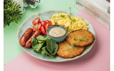 Фермерський сніданок з сосисками 