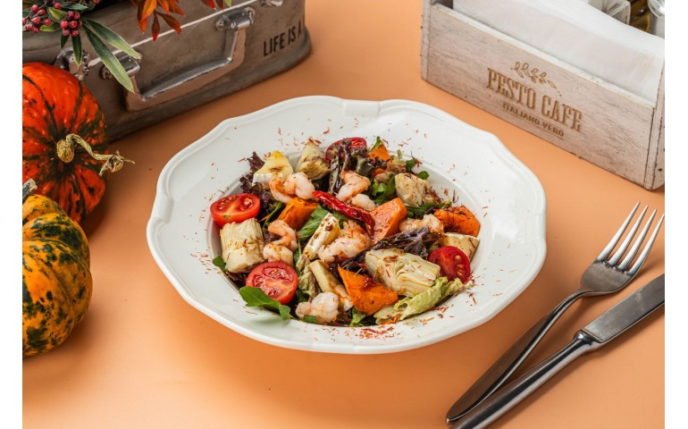 Салат з гарбуза, креветками та артішоком – Pesto Cafe