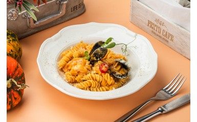 Pasta with watermelon sauce and shrimp