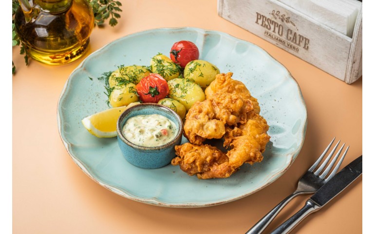 Ніжний хек в клярі з молодою картоплею  – Pesto Cafe