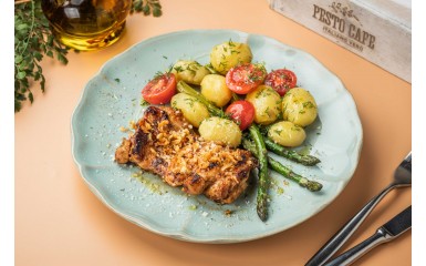 Chicken thigh with potatoes and asparagus