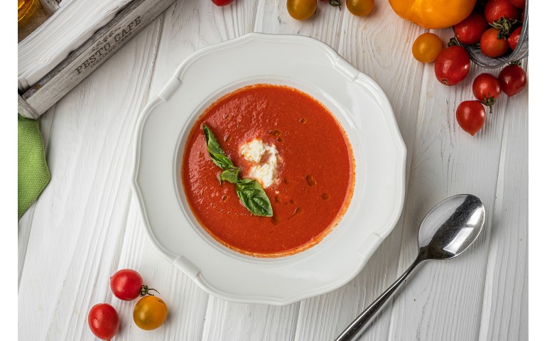 Гаспачо з моцарелою – Pesto Cafe