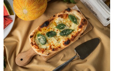 Solo pizza with melon