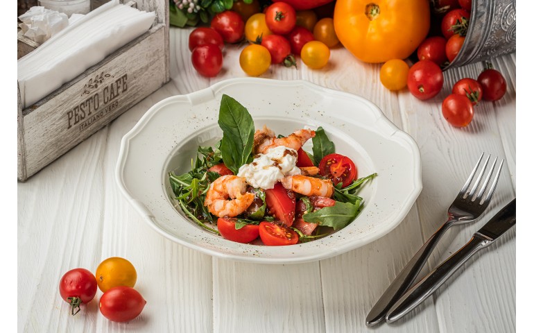 Салат з трьох видів томатів з креветками – Pesto Cafe