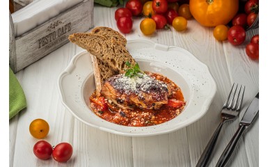 Куриное бедро с томатами