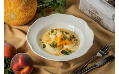 Cheesecakes with melon and peach