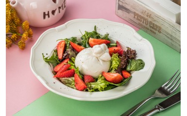 Салат с буратой и клубникой