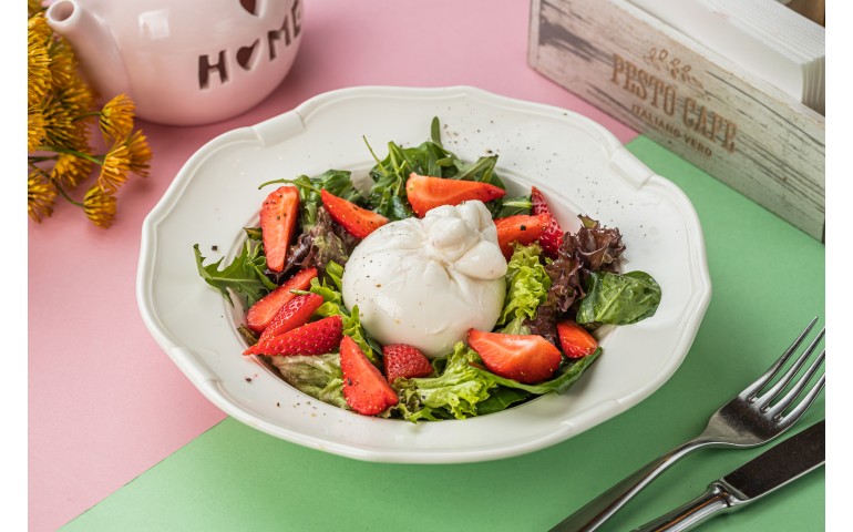 Салат з буратою та полуницею  – Pesto Cafe