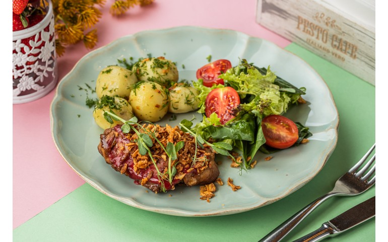 Курка су-від з цибулевим кранчем та томатами черрі – Pesto Cafe