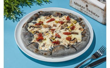 Піца Місіс Твістер з чорного тіста