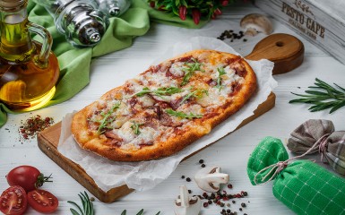 Solo пицца 4 мяса с пикантным томатным соусом